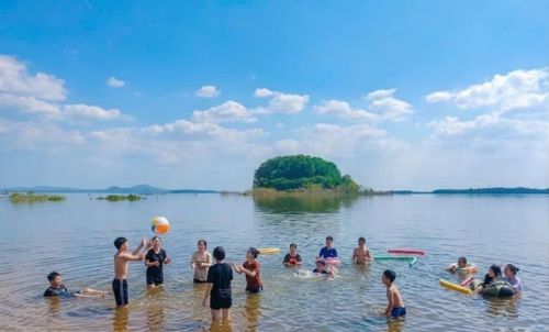 Du khách vui chơi, tắm mát và tận hưởng không gian thiên nhiên trong lành tại Hồ Trị An. Ảnh: Đức Linh.