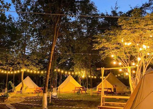 Khu lều trại tại một điểm dịch vụ camping ven Hồ Trị An phục vụ du khách lưu trú và trải nghiệm. Ảnh: Hưng Thịnh.
