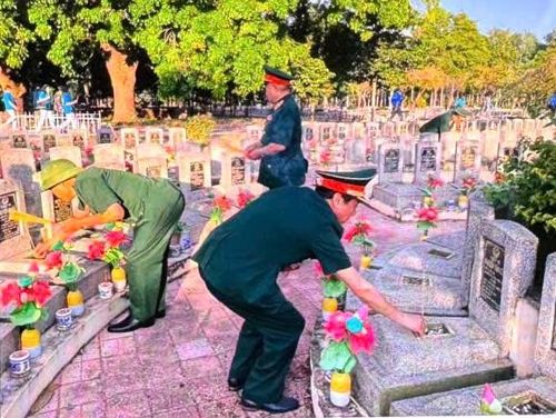 Đồng đội mãi mãi trong trái tim của cán bộ, chiến sỹ