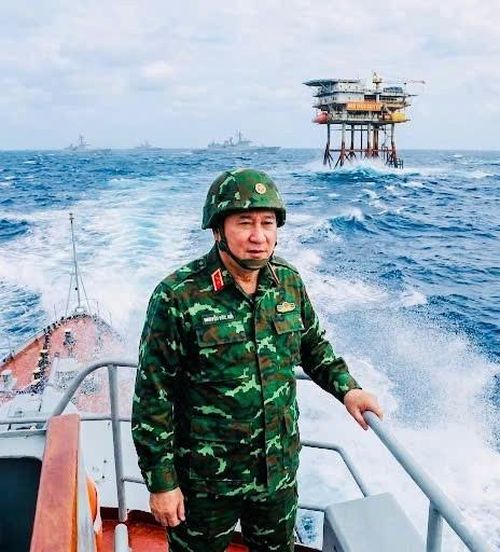 Trung tướng PGS-TS Nguyễn Đức Hải trong một chuyến công tác ở Trường Sa