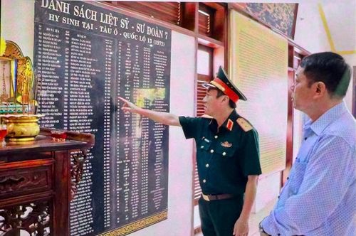 Tướng Hải xúc động tìm lại tên các đồng đội của mình
