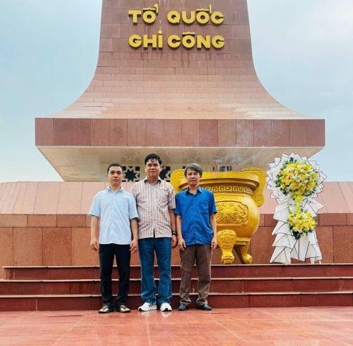 Người dân phố núi dâng hương, hoa, quả tưởng nhớ, tri ân các anh hùng liệt sỹ