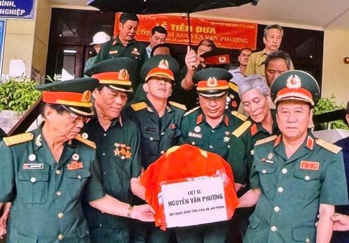 Trung tướng PGS-TS Nguyễn Đức Hải (hàng đầu bên phải) cùng cán bộ đơn vị tiễn đưa các anh hùng liệt sĩ về với gia đình, quê hương