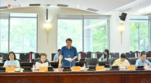 Chủ nhiệm Ủy ban Văn hóa và Xã hội Nguyễn Đắc Vinh phát biểu tại phiên họp