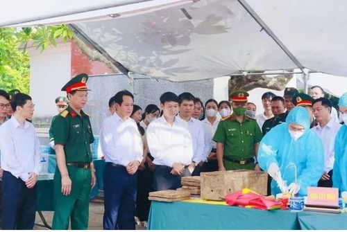 Ông Nguyễn Khắc Hiếu - Phó Chủ tịch UBND tỉnh, Trưởng Ban Chỉ đạo tìm kiếm, quy tập và xác định danh tính hài cốt liệt sĩ tỉnh Phú Thọ kiểm tra tại hiện trường.
