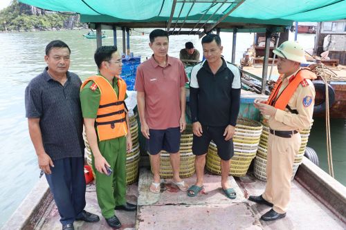 Ông Nguyễn Văn Dũng, thuyền trưởng tàu cá QN 90299 TS ( người đứng giữa ảnh) bày tỏ tin tưởng rằng, địa bàn ổn định sẽ thu hút khách du lịch, nhà đầu tư đến với Quảng Ninh, như vậy đời sống người dân sẽ ngày càng tốt hơn.
