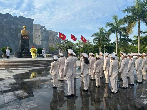 Đoàn Phòng An ninh đối ngoại, Công an tỉnh Quảng Ninh trang trọng dâng hoa, dâng hương tại Đài tưởng niệm Liệt sỹ, Anh hùng lực lượng vũ trang Vũ Văn Hiếu - Bí thư Đặc Khu ủy đầu tiên của Khu mỏ Quảng Ninh.