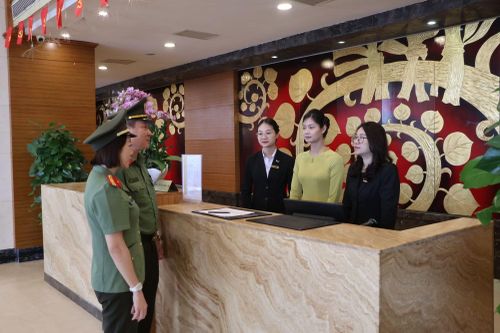Cán bộ, chiến sĩ Phòng an ninh đối ngoại, Công an tỉnh Quảng Ninh kiểm tra tại khách sạn Mường Thanh Luxury, đảm bảo an ninh du lịch trên địa bàn.