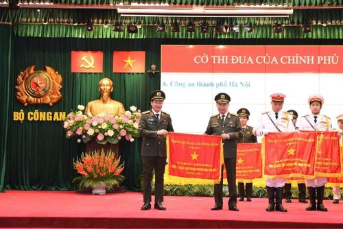 Cục An ninh chính trị nội bộ vinh dự nhận Cờ thi đua của Chính phủ năm 2022.