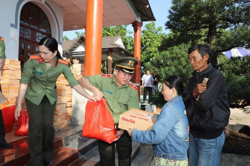  Thiếu tướng Đinh Văn Nơi, Cục trưởng Cục An ninh chính trị nội bộ cùng cán bộ chiến sĩ trao quà cho gia đình chính sách, người có hoàn cảnh đặc biệt khó khăn tại Cần Thơ. 