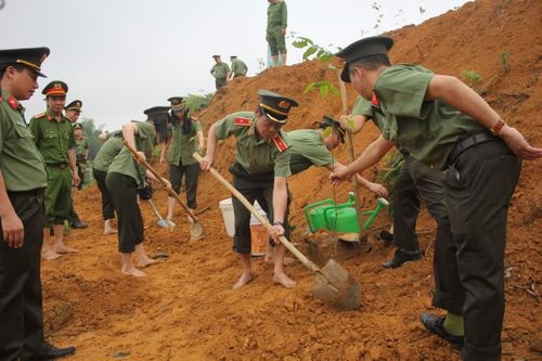  Thiếu tướng Phạm Văn Vinh, Phó Cục trưởng Cục An ninh chính trị nội bộ cùng cán bộ chiến sĩ hưởng ứng phong trào trồng 1 tỷ cây xanh – vì một Việt Nam xanh tại tỉnh Phú Thọ. 