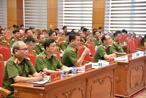 Thiếu tướng Vũ Văn Tấn và các đồng chí lãnh đạo Cục Cảnh sát QLHC về TTXH trực tiếp giải đáp, làm rõ các kiến nghị, đề xuất của địa phương, góp phần tháo gỡ những khó khăn, vướng mắc phát sinh công việc trong thực tiễn.