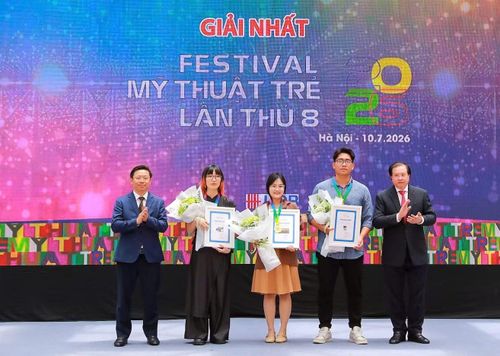 Phó Trưởng Ban Tuyên giáo và Dân vận Trung ương Trần Thanh Lâm cùng Thứ trưởng Bộ VHTTDL Tạ Quang Đông trao giải Nhất cho các tác giả.