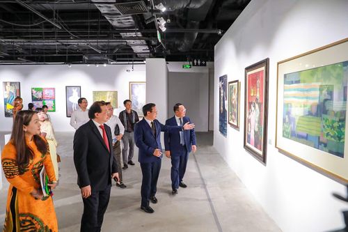 Các đồng chí lãnh đạo cùng đại biểu tham quan triển lãm. (ảnh: Khánh Hòa)