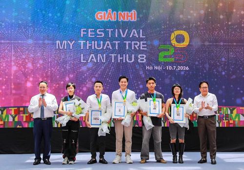 Ban tổ chức trao giải Nhì cho các tác giả.