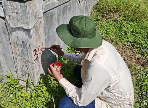 Kiểm kê mồ mả phục vụ giải phóng mặt bằng thực hiện dự án Cụm công nghiệp Hương Xuân.