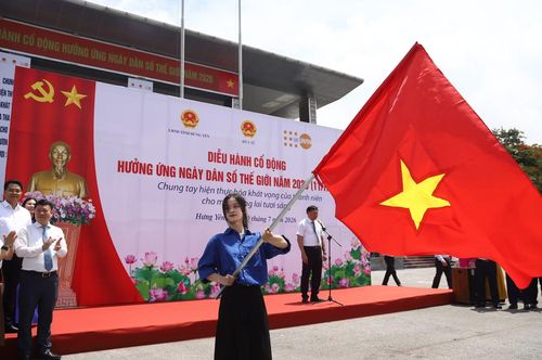 Các đại biểu, đoàn viên thanh niên, sinh viên tham gia diễu hành cổ động hưởng ứng Ngày Dân số thế giới năm 2026.