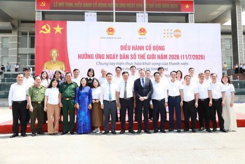 Lãnh đạo Bộ Y tế và tỉnh Hưng Yên, đại diện Quỹ Dân số Liên hợp quốc tham gia diễu hành cổ động hưởng ứng Ngày Dân số Thế giới.