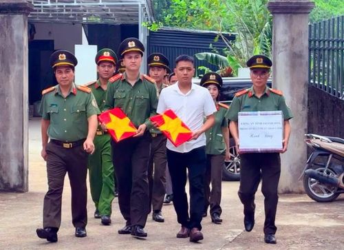 Hoạt động phục dựng, trao di ảnh của Phòng Quản lý Xuất nhập cảnh, Công an tỉnh Thanh Hóa nằm trong chuỗi chương trình chào mừng kỷ niệm 80 năm Ngày truyền thống lực lượng An ninh nhân dân và hướng tới Ngày Thương binh - Liệt sĩ 27/7.