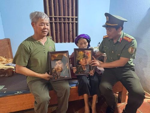 Mẹ Việt Nam anh hùng Phạm Thị Xuân (94 tuổi) có chồng và con trai đã hi sinh vì Tổ quốc.