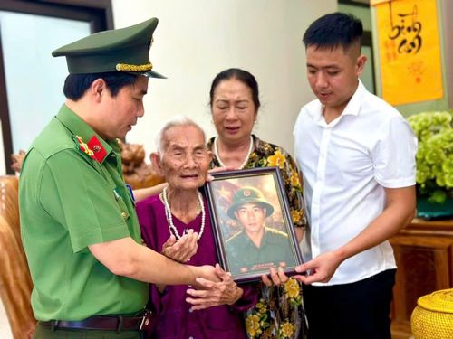 Mẹ Việt Nam anh hùng Trịnh Thị Chà, 96 tuổi, vợ của liệt sĩ Lê Sỹ Hoan xúc động khi nhận di ảnh của chồng.