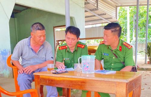 Công an xã Vân Hòa, tỉnh Đắk Lắk hướng dẫn ông Phan Văn Tâm – một người dân địa phương kê khai, cung cấp thông tin liệt để chuẩn bị lấy mẫu ADN.