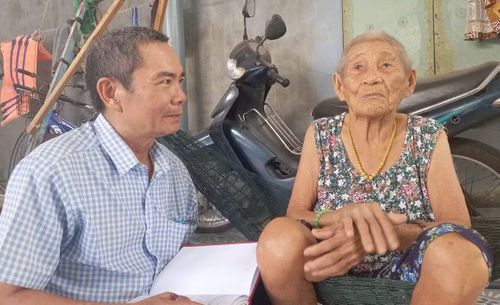 Cụ Nguyễn Thị Hái, trú tại thôn Phú Thường, xã Ô Loan, tỉnh Đắk Lắk kể lại với PV Báo CAND về người chồng và em trai hy sinh trong kháng chiến chống Mỹ.
