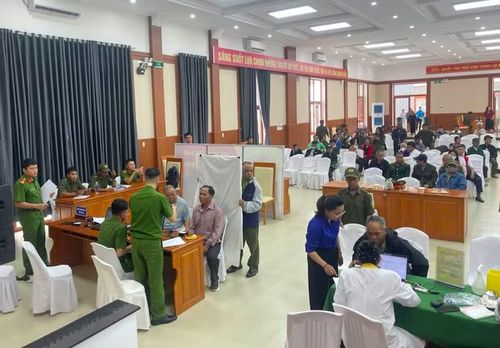 Lực lượng Công an tổ chức lấy mẫu sinh phẩm ADN của thân nhân liệt sĩ tại các xã biên giới của TP Huế vào ngày 10/7.