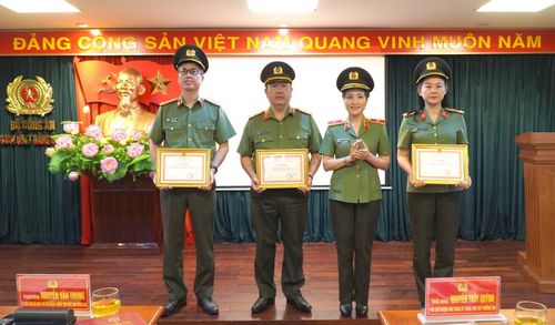 Phó Thủ trưởng Cơ quan UBKT Đảng ủy Công an Trung ương Thiếu tướng Nguyễn Thúy Quỳnh trao Giấy khen tặng các tập thể có thành tích xuất sắc.