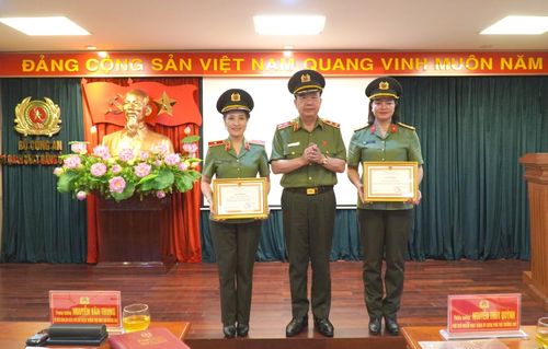 Thủ trưởng Cơ quan UBKT Đảng ủy Công an Trung ương Trung tướng Nguyễn Văn Trung trao Giấy khen tặng các cá nhân có thành tích xuất sắc.