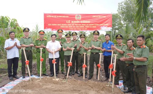 Các đại biểu thực hiện nghi thức khởi công xây dựng nhà tình nghĩa.