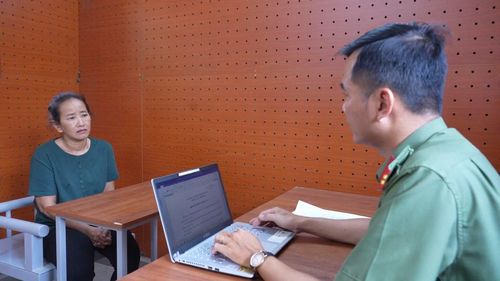 Cán bộ An ninh Công an TP Cần Thơ làm việc với Huỳnh Thị Thu Thảo.