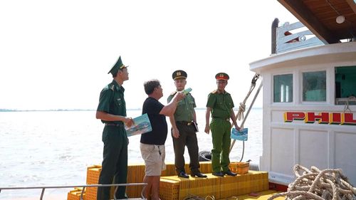 Cán bộ An ninh Công an TP Cần Thơ phối hợp cùng các đơn vị tổ chức tuyên truyền, phổ biến quy định pháp luật đến người dân.