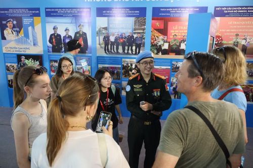 Không gian triển lãm "Chủ động kiến tạo hòa bình” thu hút sự quan tâm của đông đảo khách quốc tế.