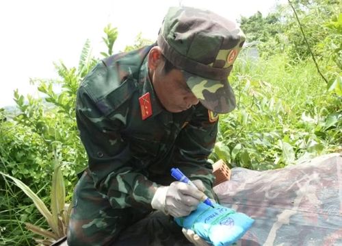 Cán bộ, chiến sĩ Đội K51 ghi lại những thông tin về hài cốt được tìm thấy.