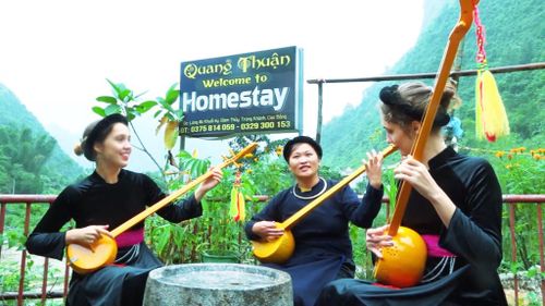 Du khách nước ngoài trải nghiệm hát then đàn tính.