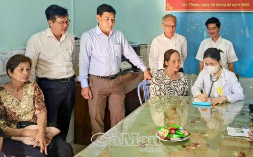 Ông Nguyễn Chí Thanh (đứng thứ 2 từ trái sang), Giám đốc Sở Y tế tỉnh Cà Mau và đoàn công tác kiểm tra hoạt động khám sức khỏe, khám sàng lọc đợt 4 tại Trạm Y tế phường Tân Thành.