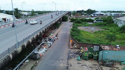Bãi tập kết rác dưới chân cầu Tôn Đức Thắng tồn đọng nhiều ngày, gây ô nhiễm môi trường, mất mỹ quan đô thị và khiến người dân bức xúc.
