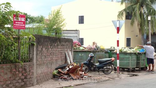  Bất chấp biển báo "Cấm đổ rác" được cắm ngay tại chân cầu Tôn Đức Thắng, khu vực này vẫn biến thành bãi tập kết rác thải khổng lồ.