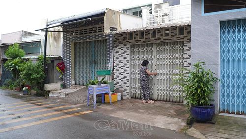Để hạn chế ảnh hưởng của mùi hôi thối và nạn ruồi muỗi bủa vây, hàng loạt hộ dân sát bãi rác phải thiết kế nhiều lớp cửa và đóng kín suốt ngày đêm.