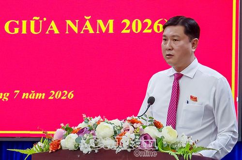  Chủ tich UBND phường Bạc Liêu Lê Việt Xô báo cáo tình hình phát triển kinh tế - xã hội 6 tháng đầu năm của phường Bạc Liêu, trong đó 8/12 chỉ tiêu đạt từ 50% trở lên.
