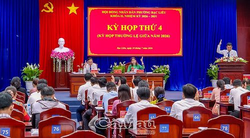 Đại biểu biểu quyết thông qua các Nghị quyết trình tại kỳ họp.