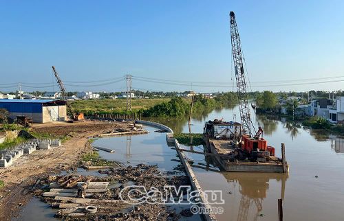  Dự án nâng cấp bờ kè sông Bạc Liêu được triển khai, nhằm hạn chế tình trạng ngập úng khu vực nội ô phường Bạc Liêu.