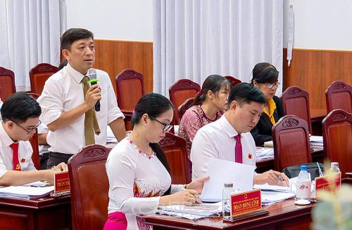 Đại biểu Huỳnh Chí Linh, Chủ nhiệm Ủy ban Kiểm tra Đảng ủy phường Bạc Liêu, chất vấn về tiến độ dự án nâng cấp bờ kè sông Bạc Liêu chậm triển khai làm ảnh hưởng đến đời sống người dân.