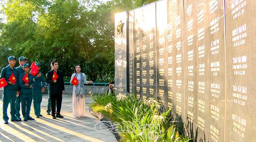 Các bạn trẻ tìm hiểu sự kiện lịch sử và sự hy sinh anh dũng của các chiến sĩ trong sự kiện Mậu Thân năm 1968.