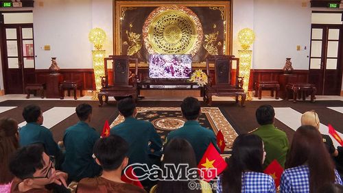 Đoàn viên, thanh niên xem phim tư liệu về kỷ niệm 79 năm Ngày Thương binh - Liệt sĩ.