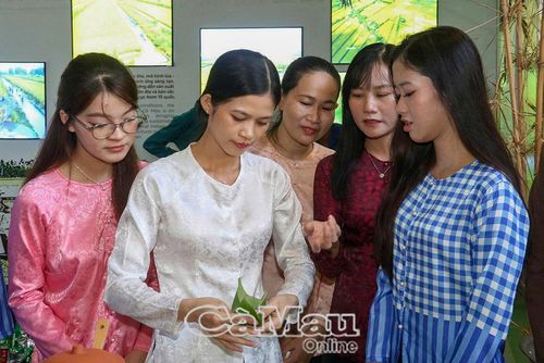 Bảo tàng tỉnh hướng dẫn các bạn trẻ làm món cơm nắm muối mè - món ăn được bộ đội thường sử dụng trong thời chiến.