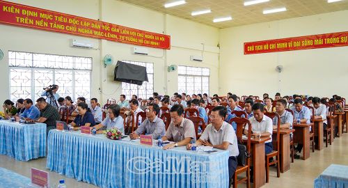 Đông đảo cử tri xã U Minh tham dự hội nghị, thẳng thắn phản ánh những vấn đề còn khó khăn, vướng mắc tại địa phương với đại biểu HĐND cấp tỉnh và xã.