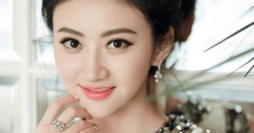 “Lộ bạc” ở đây hàm ý rằng phụ nữ nên bộc lộ sự duyên dáng, khéo léo và phẩm hạnh, thay vì phô trương quá mức. Ảnh minh họa.
