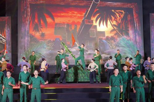  Hoạt cảnh "Lửa thép Bãi Dừa" tái hiện trận chiến ngày 12/7/1968, khi các cán bộ, chiến sĩ Đại đội Pháo binh 45 kiên cường bám trận địa, chiến đấu dưới mưa bom, bão đạn của không quân Mỹ để bảo vệ vùng biển quê hương. 